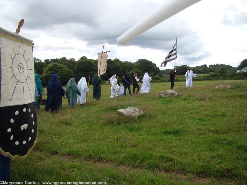 Gorsedd Digor. Arzano le 15 juillet 2012. L’entrée dans le cercle de pierres sans pluie. Gorsedd Digor. Arzano le 15 juillet 2012. L’entrée dans le cercle de pierres sans pluie.
