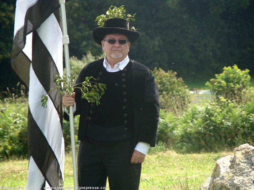 Gorsedd Digor. Arzano le 15 juillet 2012. Alan le porte drapeau en a bien profité ! Gorsedd Digor. Arzano le 15 juillet 2012. Alan le porte drapeau en a bien profité !