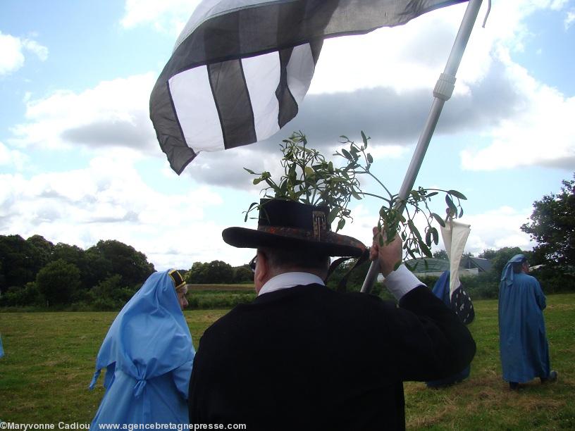Gorsedd Digor. Arzano le 15 juillet 2012. Alan le porte drapeau sort du cercle. Gorsedd Digor. Arzano le 15 juillet 2012. Alan le porte drapeau sort du cercle.