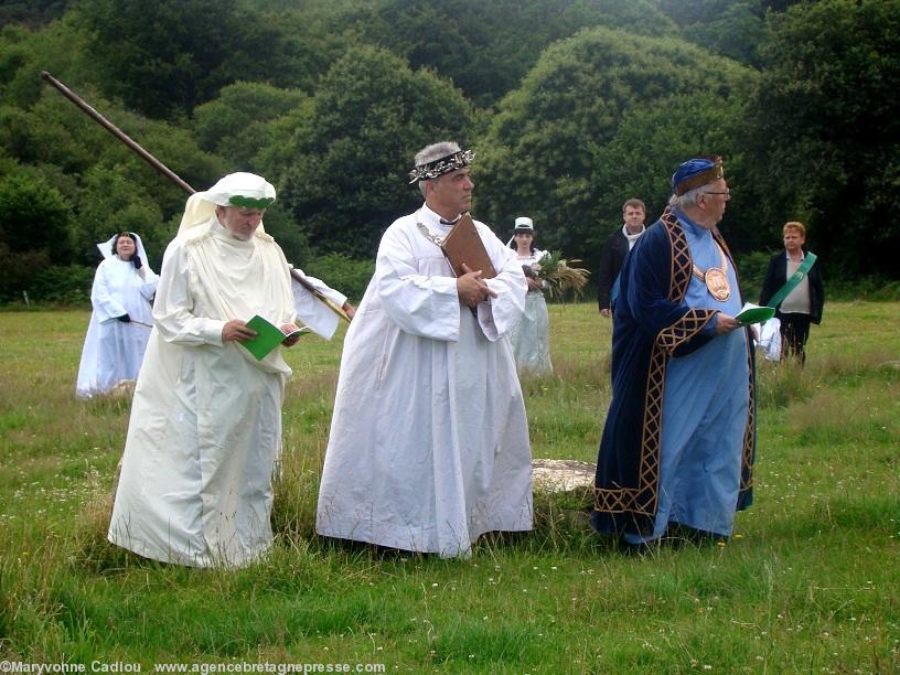 Gorsedd Digor. An Arzhanaou d\'ar 15 a viz Gouere 2012. E kreizenn ar Kelc’h mein : Penri Roberts Drouizh eus Bro Gembre ; Per-Vari Kerloc’h Drouiz Meur Breizh ha Mick Paynter Barzh Meur Kerne Veur a zigor al lid - gant avel met hep glav.