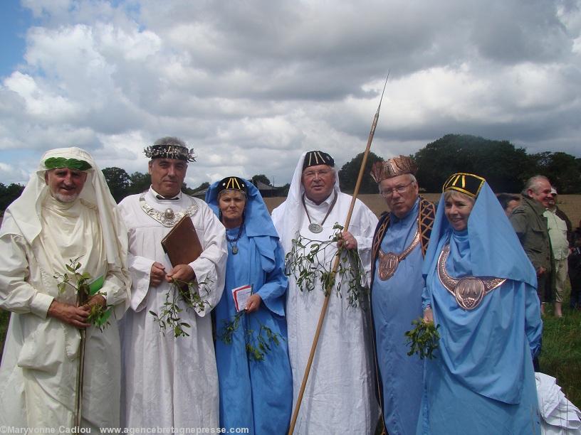 Gorsedd Digor. An Arzhanaou d\'ar 15 a viz Gouere 2012. Goude al lid eus kleiz da zehou : Penri Roberts ; Per-Vari Kerloc’h ; Mona Cousquer e karg an darempredoù etrekeltiek ; Bernard Cousquer teñzorour Goursezh Breizh ; Mick Paynter Barzh Meur Kerne Veur ha Maureen Fuller ar Barzhezh Meur da zont.