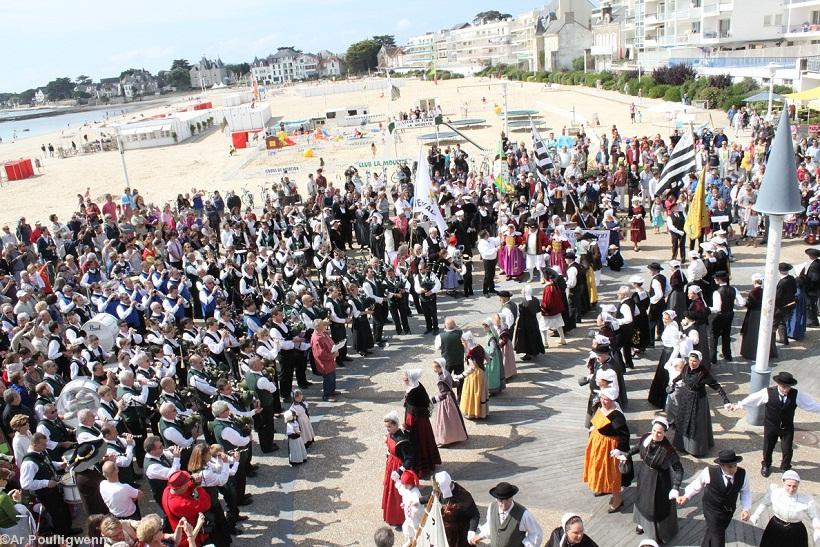 Le Pouliguen fête bretonne 2011. La danse commune lors du défilé.