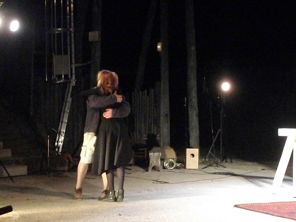 Margarete Biereye fondatrice de la compagnie embrassant Alain Kowalczyk