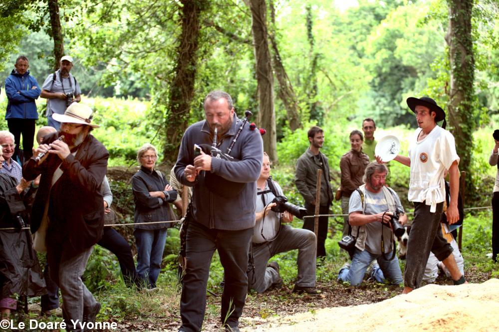 Tour d\'honneur du vainqueur du \"Chapeau de Saint-Kadou\" patron des lutteurs devancé par les sonneurs. Tour d\'honneur du vainqueur du \"Chapeau de Saint-Kadou\" patron des lutteurs devancé par les sonneurs.