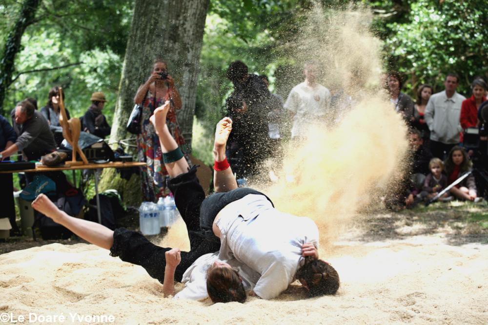 Si la compétition féminine est plus récente dans l\'histoire de la lutte bretonne elle est néanmoins très sérieuse. Si la compétition féminine est plus récente dans l\'histoire de la lutte bretonne elle est néanmoins très sérieuse.