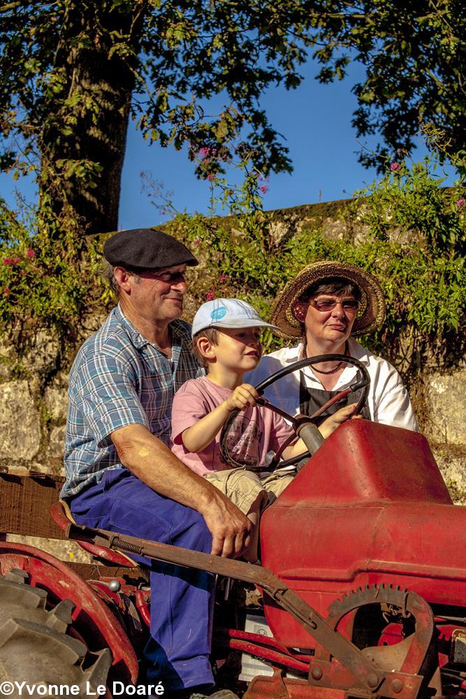 Défilé des vieux tracteurs en famille Défilé des vieux tracteurs en famille