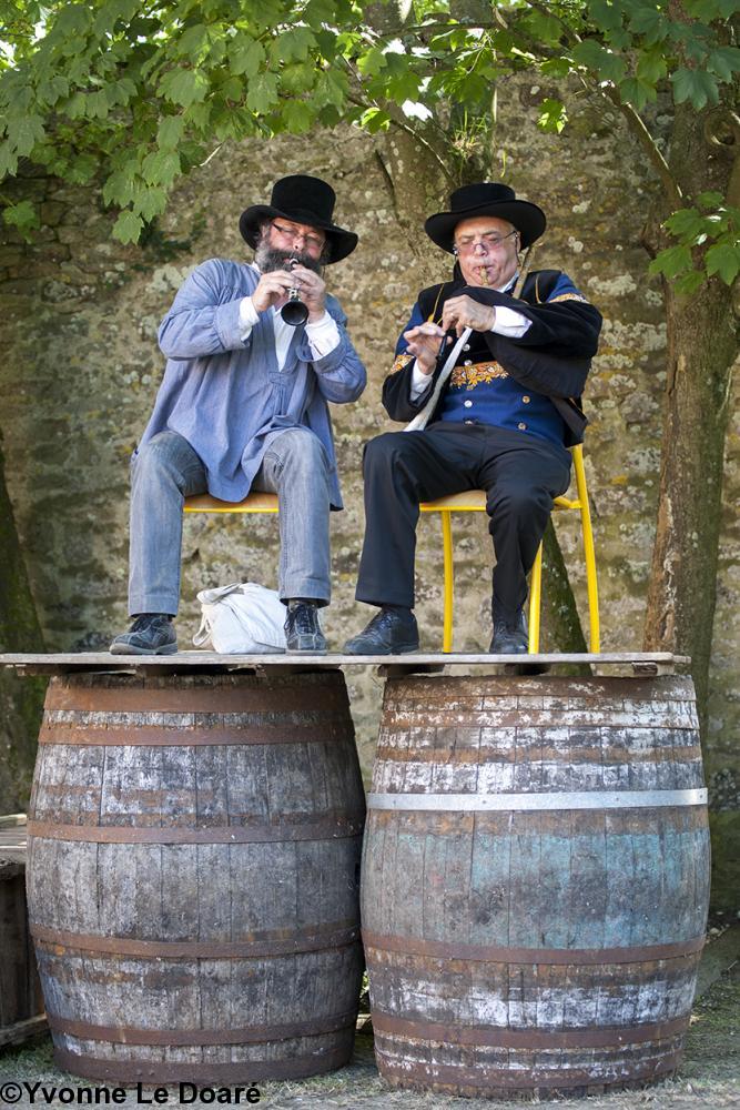 Sonneurs sur les tonneaux près de l\'aire à battre Sonneurs sur les tonneaux près de l\'aire à battre