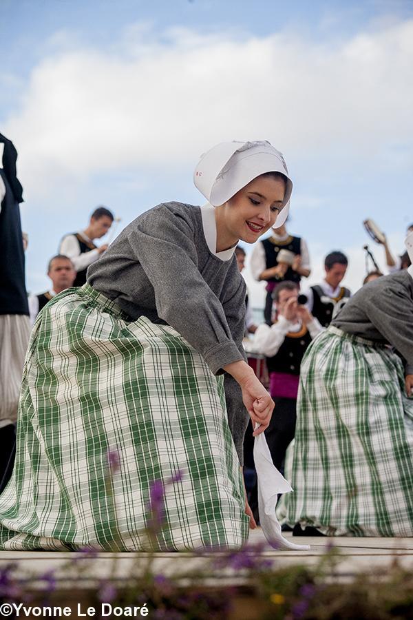 Jeune danseuse du groupe des bruyères pendant leur dernière création; le spectacle \"Foar ar Pont\". Jeune danseuse du groupe des bruyères pendant leur dernière création; le spectacle \"Foar ar Pont\".