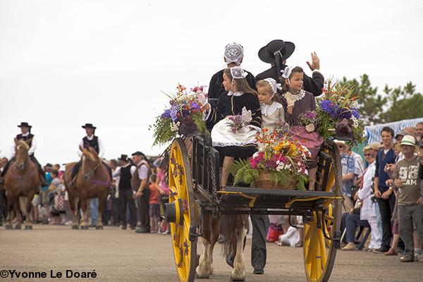 Arrivée de la noce en chars à bancs à Kastel Koz Arrivée de la noce en chars à bancs à Kastel Koz