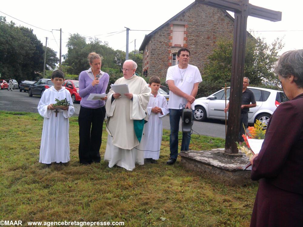 Arrêt de la procession à la croix Arrêt de la procession à la croix