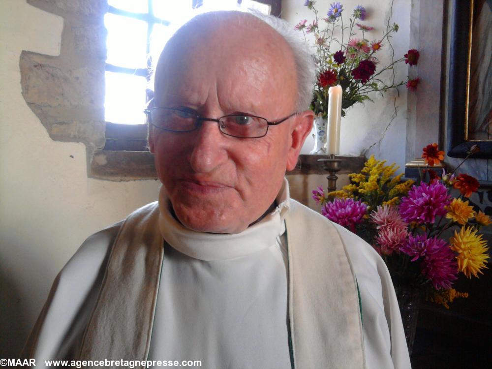 Le père Le Ny après la célébration de la messe Le père Le Ny après la célébration de la messe