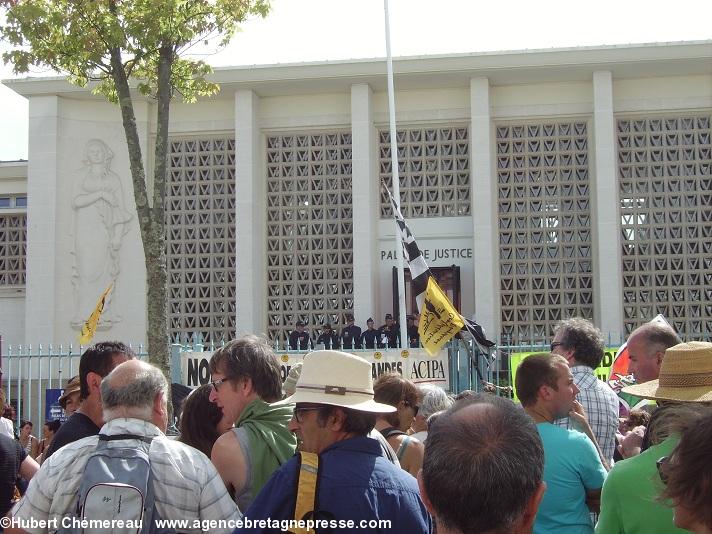 Le grand <i>Gwenn ha Du</i> de Michel Chauvin flottait en bonne place devant le tribunal de Saint-Nazaire. Forte présence des forces de l\'ordre qui ont quelque peu tendu l\'atmosphère.