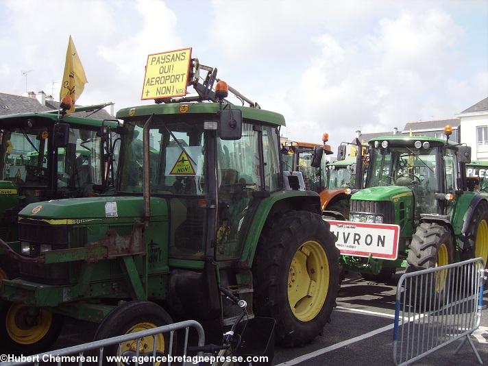 Plus d\'une centaine de tracteurs avaient pris la route. Si les paysans de Loire-Atlantique ont été très majoritaires on pouvait voir un certain nombre de tracteurs venus du Morbihan voisin et du Pays de Redon proche en Ille-et-Vilaine.
