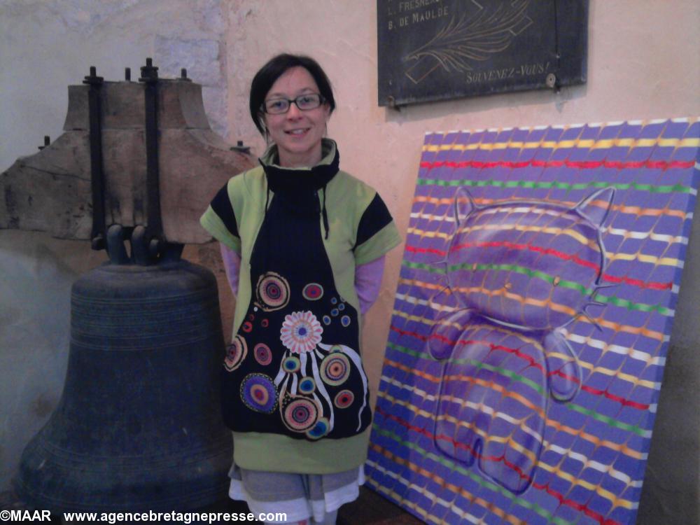 Valérie-Anne devant Hello Kitty Valérie-Anne devant Hello Kitty