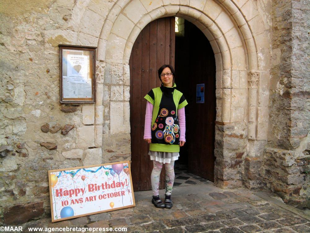 Valérie-Anne devant la porte de l'église de Bocé Valérie-Anne devant la porte de l'église de Bocé