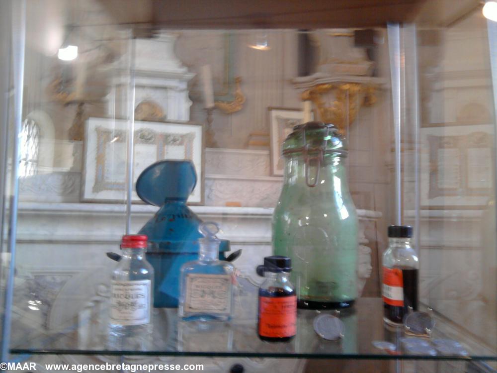 Vue d\'une vitrine avec objets usuels