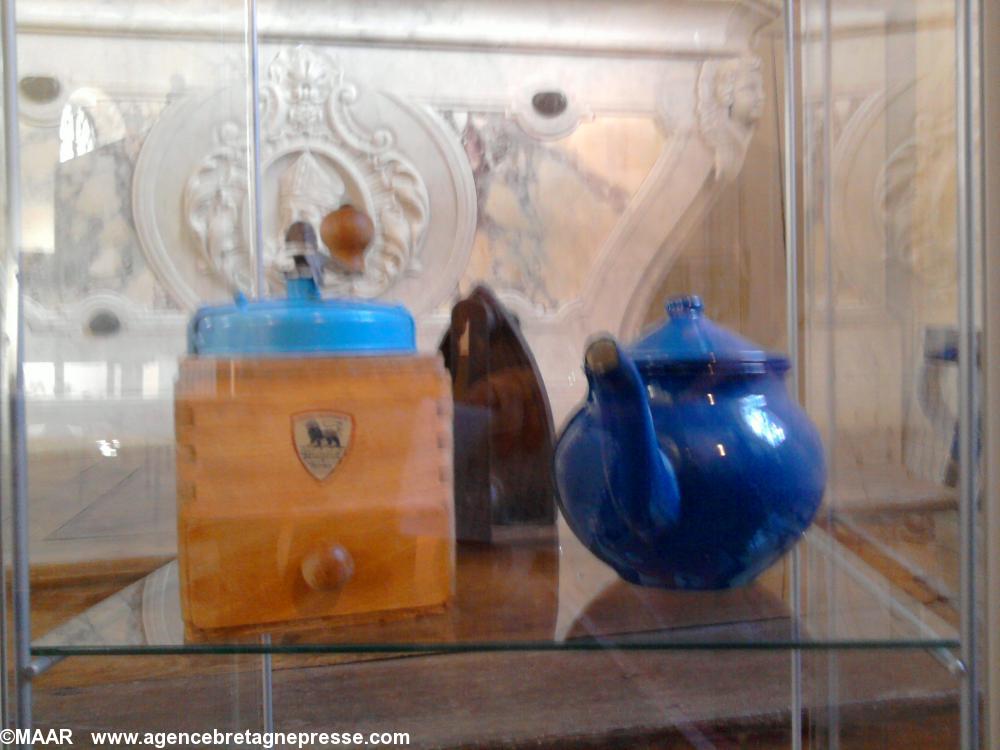 Vue d\'une vitrine avec objets usuels