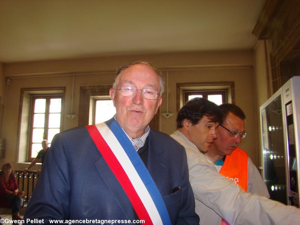 Le Maire d'Hennebont  Conseiller 
Général du Morbihan  autorisé à assister 
à l'audience (sites concernés : 
Pleucadeuc  Serrent  Locminé  Malensac)