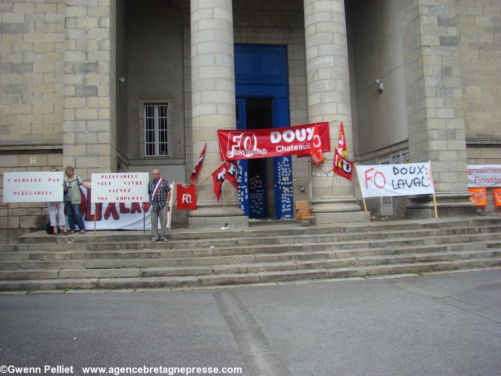 Salariés et banderoles devant le 
Tribunal