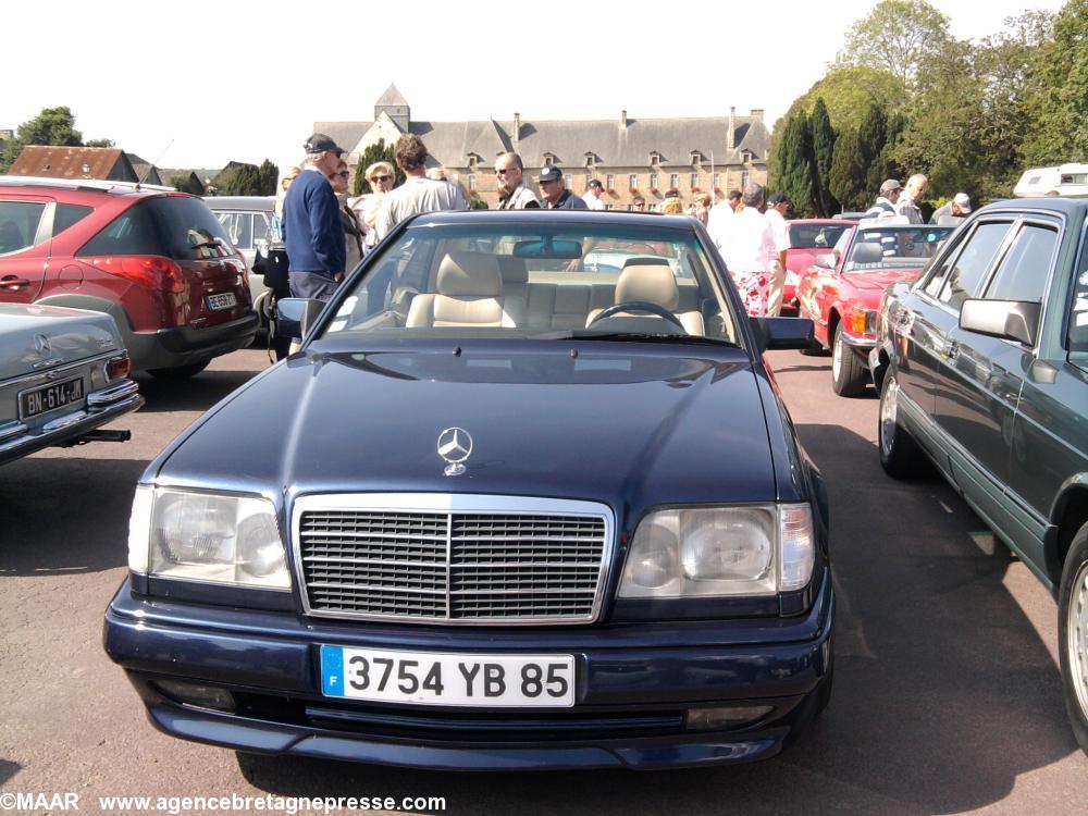 Mercédès à Paimpont avec l\'abbaye en arrière plan Mercédès à Paimpont avec l\'abbaye en arrière plan