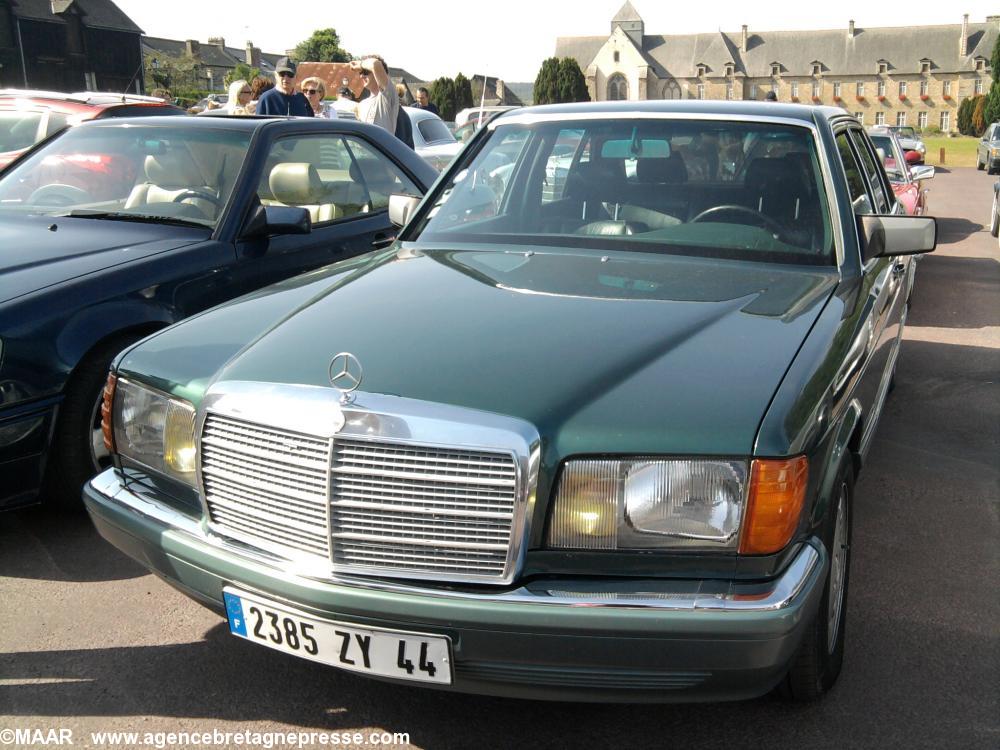 Mercédès à Paimpont avec l\'abbaye en arrière plan Mercédès à Paimpont avec l\'abbaye en arrière plan