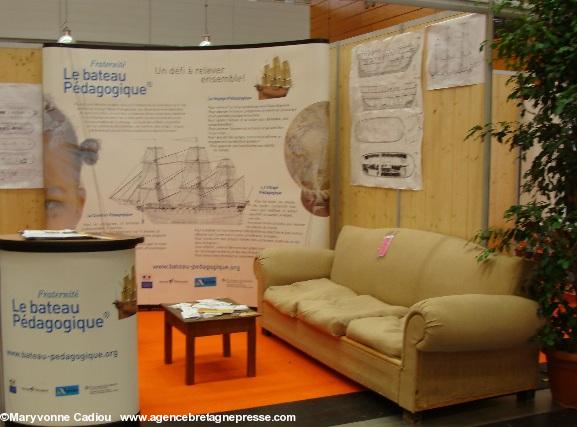 Forum des Droits de l\'Homme juin 2010 Nantes. Le stand de l\'association pour le projet de construction de réplique de bateau négrier à Nantes.