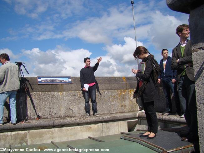 Tour Dobrée à Nantes. Un médiateur accompagnant les groupes essaye son texte. Tour Dobrée à Nantes. Un médiateur accompagnant les groupes essaye son texte.