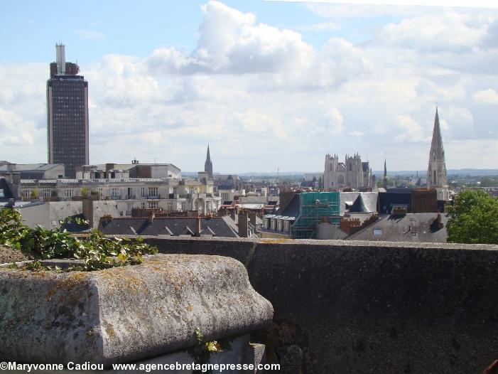 Tour Dobrée à Nantes. La Tour de Bretagne ; un clocher lointain ; la cathédrale et le clocher de la basilique Saint Nicolas tout nouvellement restaurée. Tour Dobrée à Nantes. La Tour de Bretagne ; un clocher lointain ; la cathédrale et le clocher de la basilique Saint Nicolas tout nouvellement restaurée.
