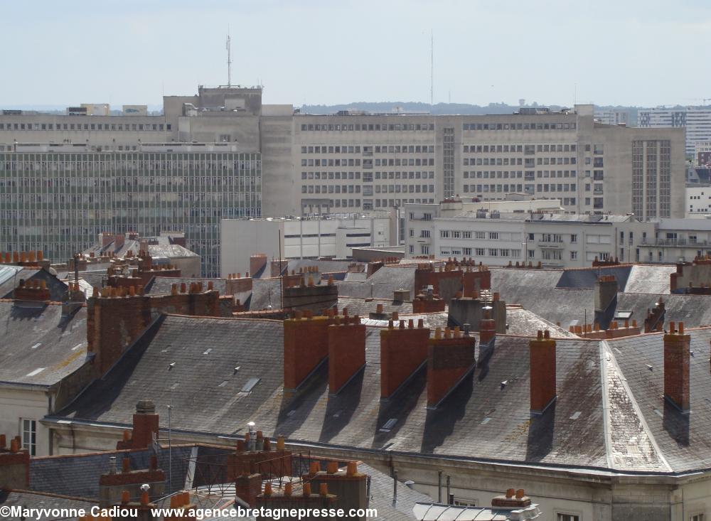 Tour Dobrée à Nantes. Vue sur l'Hôtel Dieu. Tour Dobrée à Nantes. Vue sur l'Hôtel Dieu.