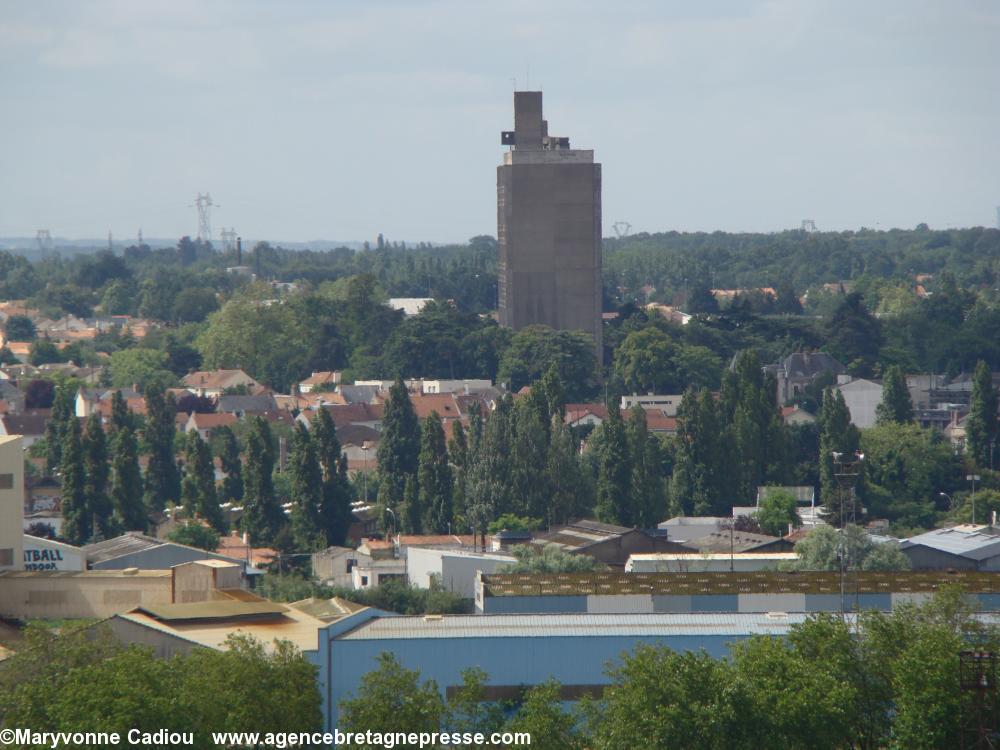 La Cité radieuse de Le Corbusier à Rezé vue de la tour du musée Dobrée à Nantes. La Cité radieuse de Le Corbusier à Rezé vue de la tour du musée Dobrée à Nantes.