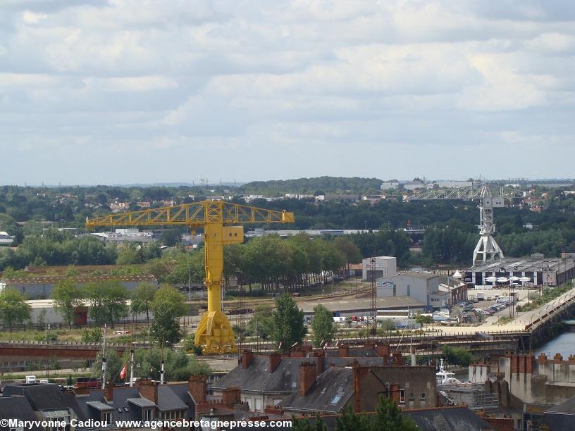 Les deux grues Titan. La jaune restée sur l’ancien site des Chantiers navals et la grise sauvée et des quais de déchargement/chargement du port déplacée à la Pointe de l’Île (anciennement) Sainte Anne quai Wilson. Devant la grue grise le fameux « Hangar à bananes » face nord sur le quai des Antilles. Les deux grues Titan. La jaune restée sur l’ancien site des Chantiers navals et la grise sauvée et des quais de déchargement/chargement du port déplacée à la Pointe de l’Île (anciennement) Sainte Anne quai Wilson. Devant la grue grise le fameux « Hangar à bananes » face nord sur le quai des Antilles.
