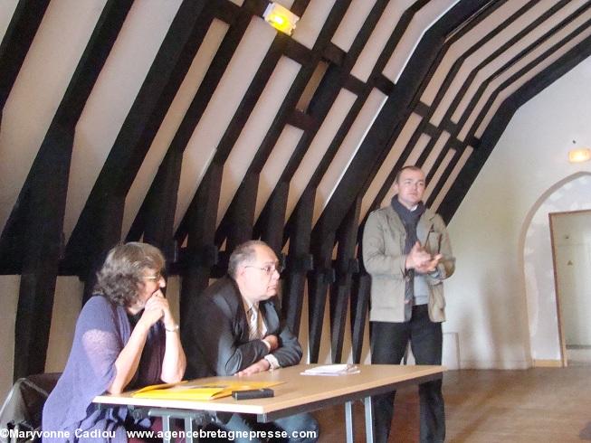 Tour Dobrée à Nantes. Premier arrêt dans la grande salle aux poutres remarquables. Catherine Touchefeu adjointe départementale à la Culture et Patrick Porte nouveau conservateur du musée Dobrée présentent en juin 2012 l\'ouverture de la Tour Dobrée en compagnie de Michel Roux chargé de la communication multimédia du musée. Tour Dobrée à Nantes. Premier arrêt dans la grande salle aux poutres remarquables. Catherine Touchefeu adjointe départementale à la Culture et Patrick Porte nouveau conservateur du musée Dobrée présentent en juin 2012 l\'ouverture de la Tour Dobrée en compagnie de Michel Roux chargé de la communication multimédia du musée.