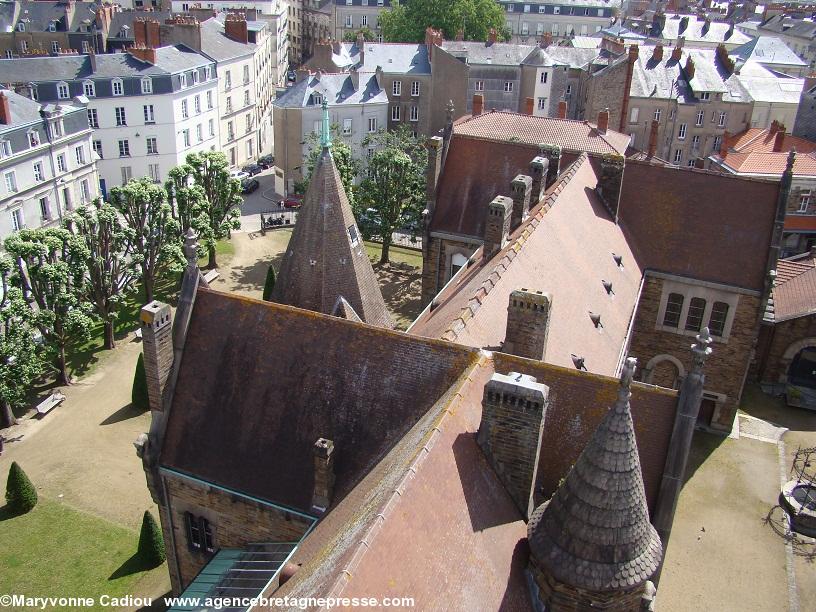 Et si on regardait un peu en bas ? Le Palais Dobrée vu du haut de la tour avec les jardins au nord. Et si on regardait un peu en bas ? Le Palais Dobrée vu du haut de la tour avec les jardins au nord.