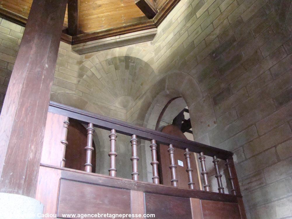 Regarder en l'air en descendant dans la tour du musée Dobrée. Regarder en l'air en descendant dans la tour du musée Dobrée.