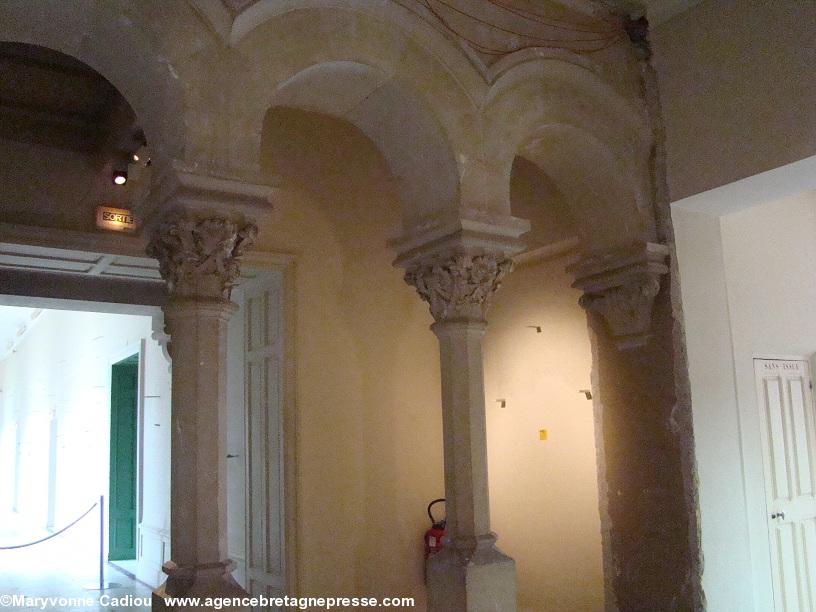 Le musée vide sauf de quelques clous ou supports pour spots lumineux sur quelques documents. Le musée vide sauf de quelques clous ou supports pour spots lumineux sur quelques documents.