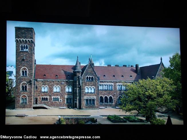 Tour Dobrée à Nantes. Vidéo bilingue dans la grande salle. Tour Dobrée à Nantes. Vidéo bilingue dans la grande salle.
