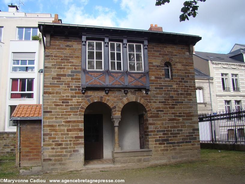 Dans le jardin du musée Dobrée un pavillon. Dans le jardin du musée Dobrée un pavillon.