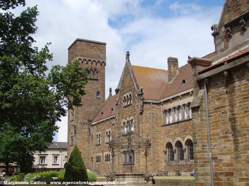 Musée Dobrée. Façade sud. La tour est à l’ouest. Musée Dobrée. Façade sud. La tour est à l’ouest.