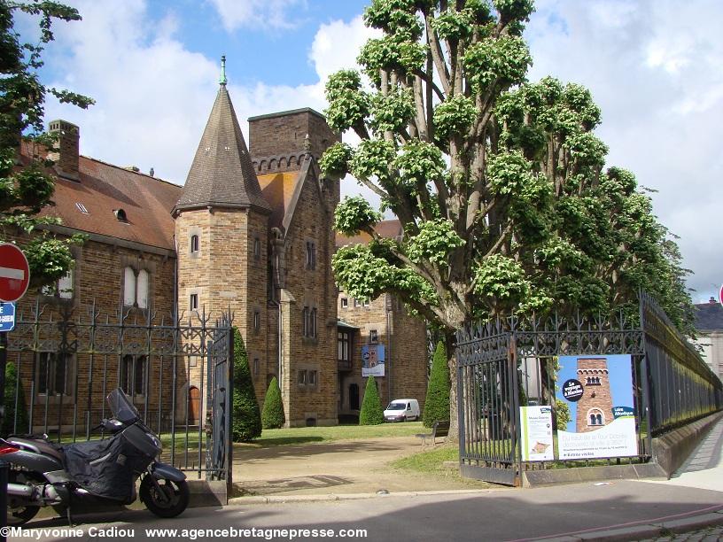 Musée Dobrée. Entrée nord-est pour la visite de la tour et du jardin. Musée Dobrée. Entrée nord-est pour la visite de la tour et du jardin.
