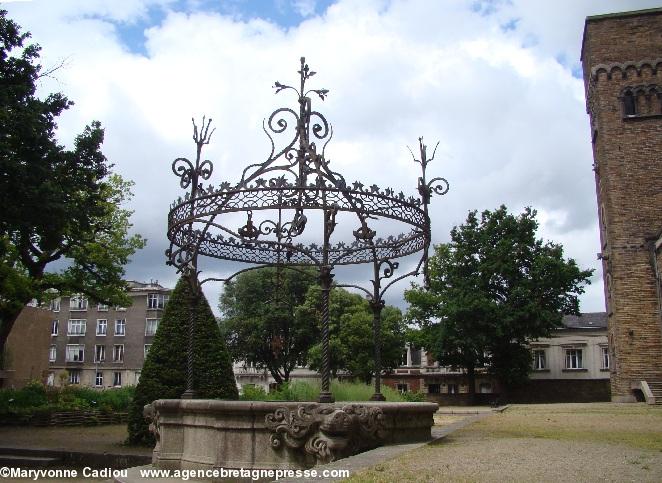 Musée Dobrée. Le puits orné au XIXe siècle par Thomas Dobrée à la manière de celui présent dans la cour du Château des ducs de Bretagne de Nantes. Musée Dobrée. Le puits orné au XIXe siècle par Thomas Dobrée à la manière de celui présent dans la cour du Château des ducs de Bretagne de Nantes.