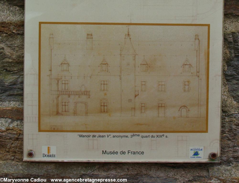 Musée Dobrée. Sur les murs du manoir de La Touche qui abrite (abritait) les collections d'archéologie. Musée Dobrée. Sur les murs du manoir de La Touche qui abrite (abritait) les collections d'archéologie.