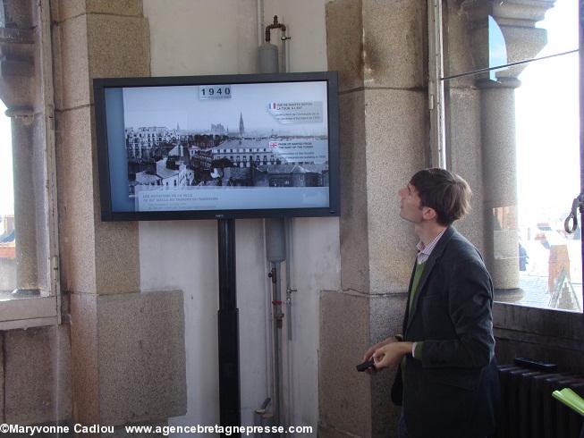 Tour Dobrée à Nantes. En haut de la tour dans la petite salle vitrée des vues de Nantes à différentes dates. Présentées ici en juin par Pierre Fardel du pôle culturel du musée : relations avec le public et les scolaires. Tour Dobrée à Nantes. En haut de la tour dans la petite salle vitrée des vues de Nantes à différentes dates. Présentées ici en juin par Pierre Fardel du pôle culturel du musée : relations avec le public et les scolaires.