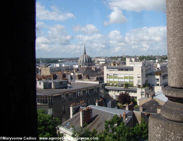 Tour Dobrée à Nantes. Première vue de Nantes d’en haut avant la terrasse. De la petite salle vitrée. Tour Dobrée à Nantes. Première vue de Nantes d’en haut avant la terrasse. De la petite salle vitrée.