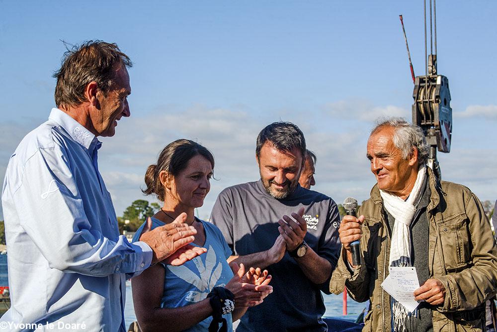 Bertrand de Broc et les marraine et
parrains de son monocoque. Bertrand de Broc et les marraine et
parrains de son monocoque.