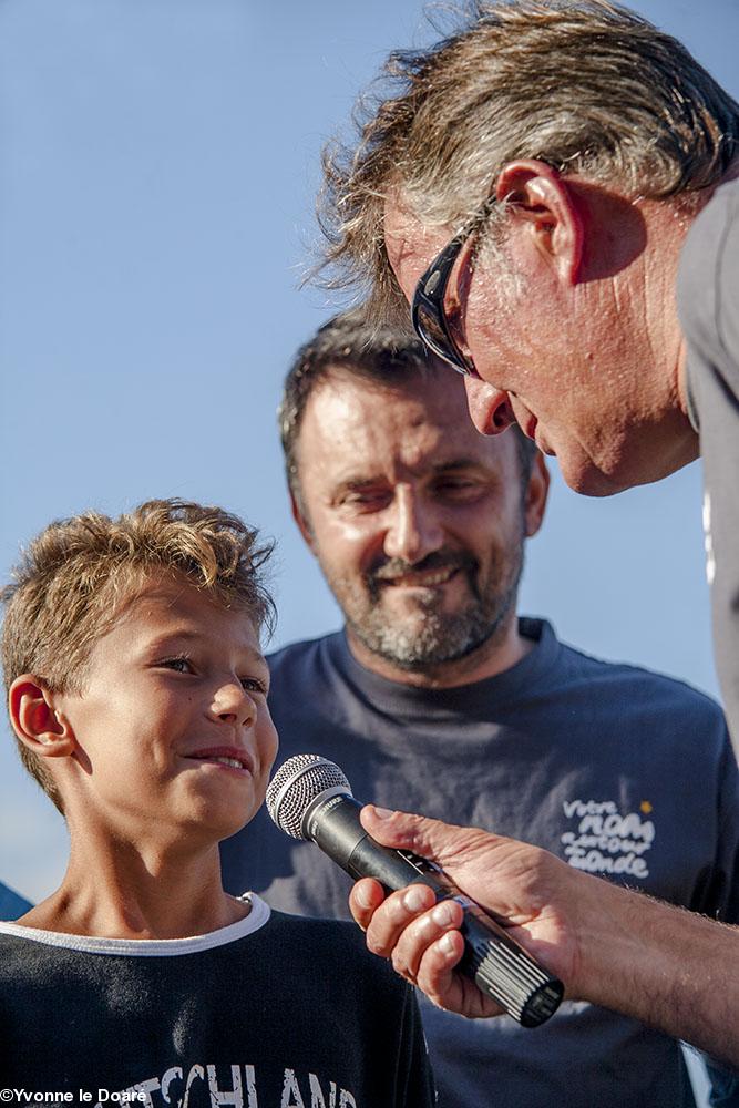 Le jeune Erwan marin chanceux tiré au
sort à Temps-fête-Douarnenez 2012 pour
un jour à bord du monocoque de Bertrand
de Broc. A l\'arrière-plan Frédéric
Lopez animateur de France 2 de
lémission Rendez-Vous en terre inconnue Le jeune Erwan marin chanceux tiré au
sort à Temps-fête-Douarnenez 2012 pour
un jour à bord du monocoque de Bertrand
de Broc. A l\'arrière-plan Frédéric
Lopez animateur de France 2 de
lémission Rendez-Vous en terre inconnue