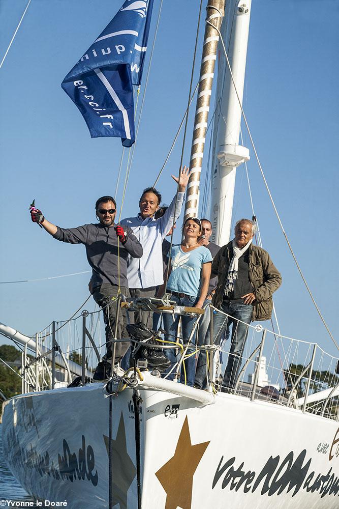 Frédéric Lopez a bien effectué sa tâche de parrain! Chacun est heureux à bord de Votre Nom autour du monde! Frédéric Lopez a bien effectué sa tâche de parrain! Chacun est heureux à bord de Votre Nom autour du monde!