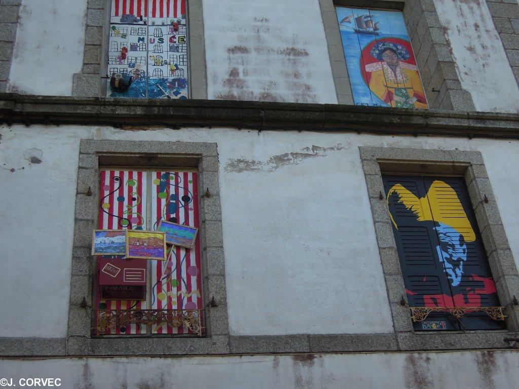 Les volets de l\'hôtel Julia dévoilés à 19 heures: L\'opération « Faites des volets » avec la façade du futur musée réinterprétée grâce à l\'inventivité des artistes du HANG\'ART des scolaires...pour encore quelques jours.