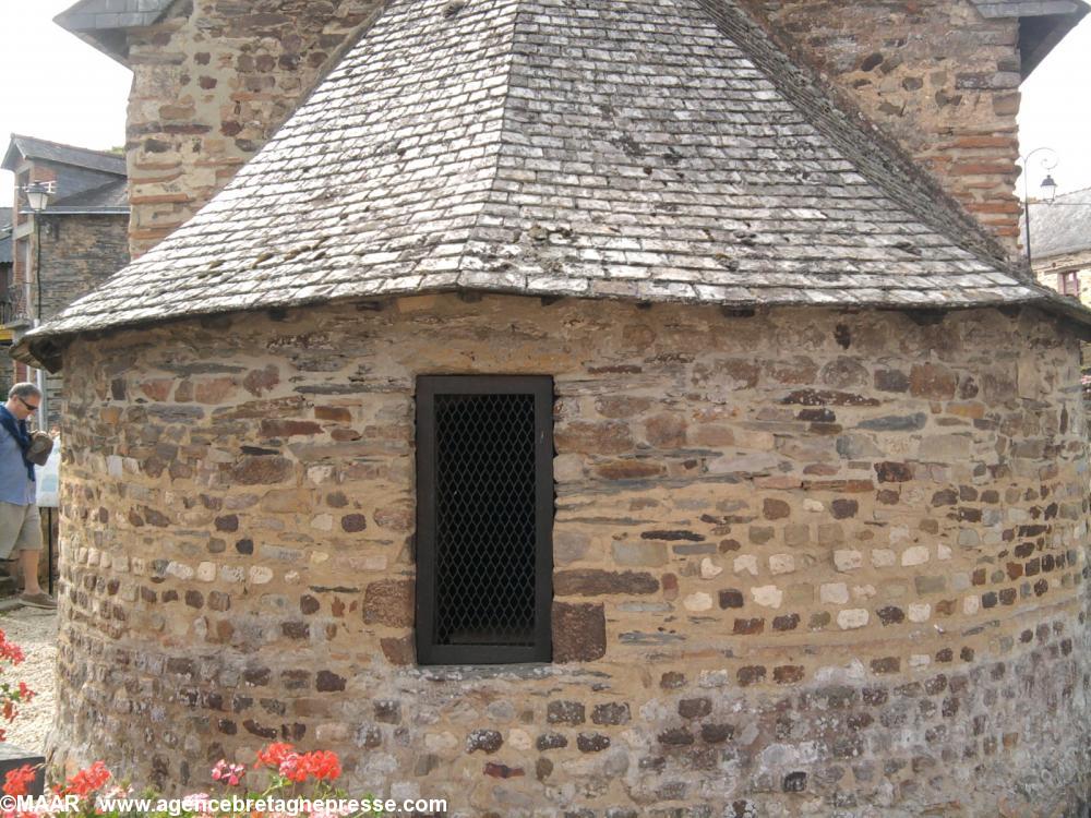 Extérieur de l\'abside en demi-coupole Extérieur de l\'abside en demi-coupole