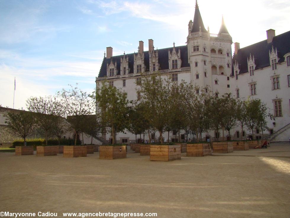 La cour du château des ducs de Bretagne est maintenant garnie d'arbres en caisse. Colloque Construction navale Nantes 20-21 septembre 2012. La cour du château des ducs de Bretagne est maintenant garnie d'arbres en caisse. Colloque Construction navale Nantes 20-21 septembre 2012.