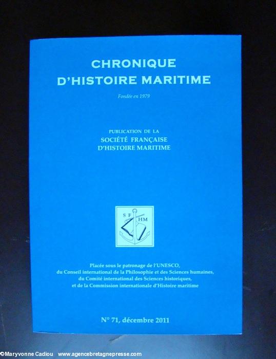 Colloque Construction navale Nantes 20-21 septembre 2012. Un des deux numéros des <i>Chroniques d\'histoire maritime</i> offerts par M. Legoherel à Yannick Guin. Colloque Construction navale Nantes 20-21 septembre 2012. Un des deux numéros des <i>Chroniques d\'histoire maritime</i> offerts par M. Legoherel à Yannick Guin.